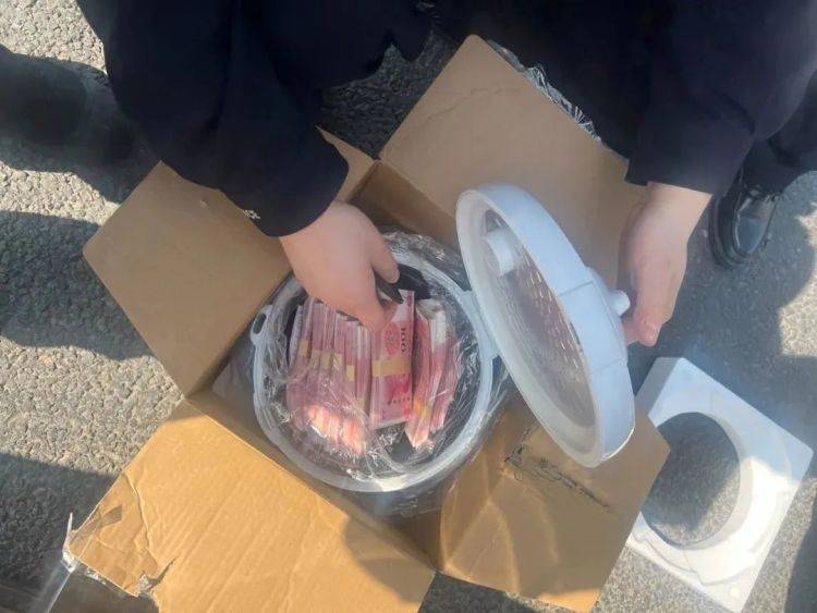 皇冠hga030_打开电饭煲一看:8万元现金皇冠hga030!女子被当街拦下