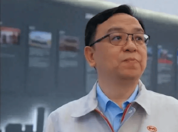 电竞足球网址_高速排队充电电竞足球网址,到家面子不保,电车真还不如土味小电驴?