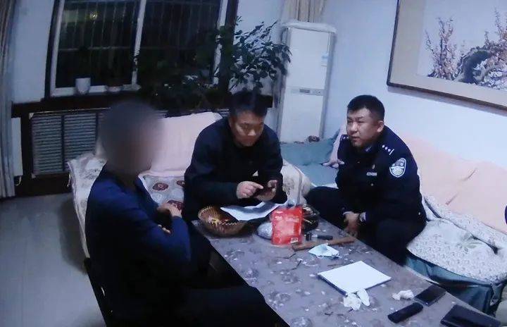 介绍个信用网网址
_山东一男子在不同银行取现7万元后介绍个信用网网址
,警方上门了
