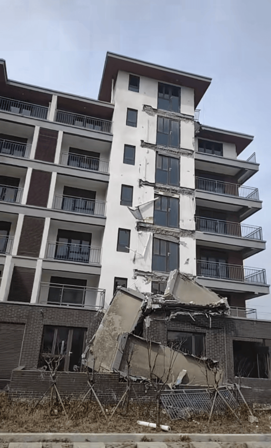 皇冠信用网代理占成
_山东威海一住宅楼多个楼层阳台坠落皇冠信用网代理占成
,当地回应:无人入住,正在调查
