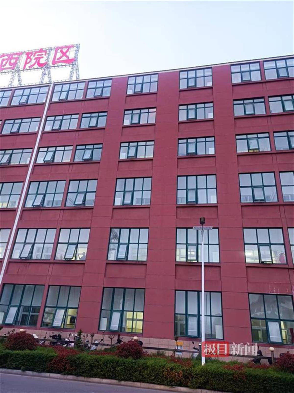 阿美尼亚超级联赛
_病房悲剧之谜:男子住院当晚捅伤同病房父子并跳楼身亡阿美尼亚超级联赛
,医院称其入院时无精神异常表现