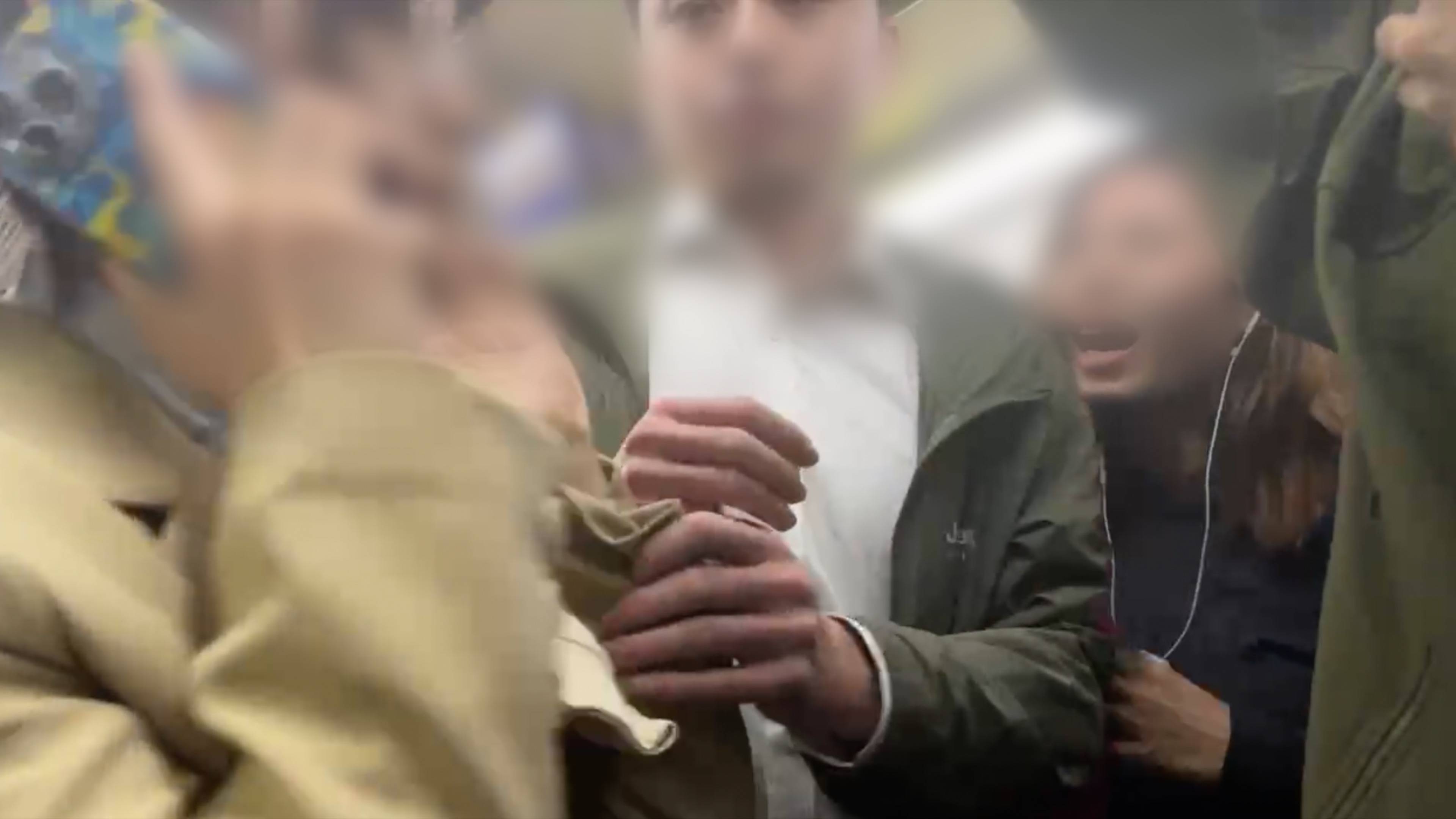 阿美尼亚超级联赛
_上海地铁猥亵事件三天后阿美尼亚超级联赛
,涉事男子公司称其被开除,职位疑为大堂前台接待