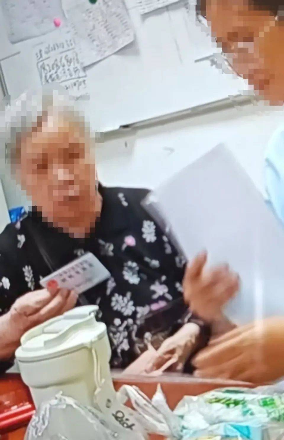 皇冠信用網怎么申请
_84岁老太被大女儿带出养老院皇冠信用網怎么申请
,取光40万存款!小女儿:养老院应担责