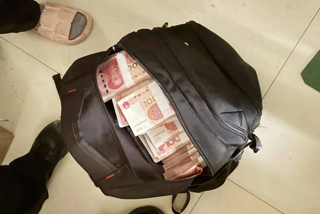 皇冠信用网登3代理
_事发桂林皇冠信用网登3代理
!背包里装的1000000元现金被警方紧急拦截