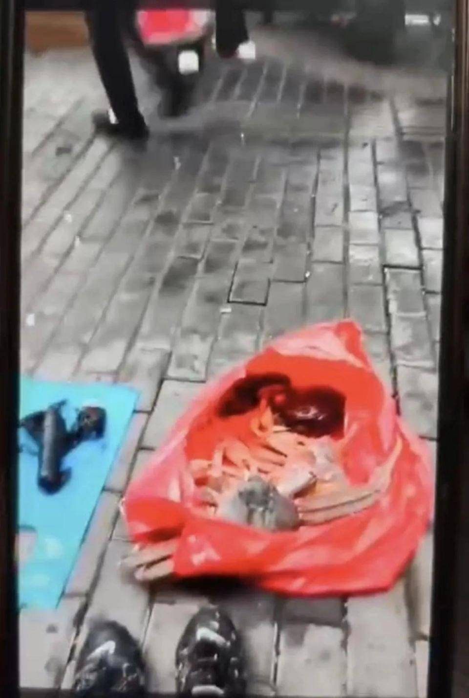 皇冠信用盘代理
_海鲜老板觉得账目不对皇冠信用盘代理
,一看监控:员工在搞“零元购”,获利10万元