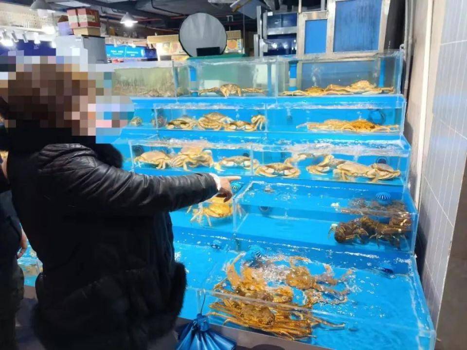 皇冠信用盘代理
_海鲜老板觉得账目不对皇冠信用盘代理
,一看监控:员工在搞“零元购”,获利10万元