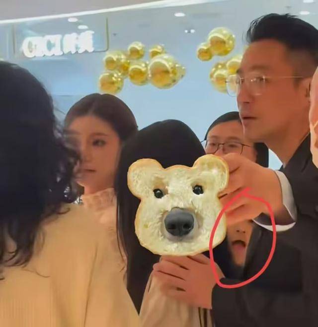 皇冠信用网代理
_大S儿女回北京皇冠信用网代理
,张兰拉着小玥儿逛街,网友夸汪小菲好帅