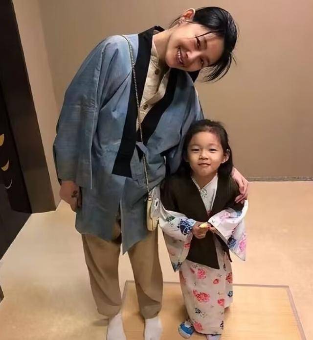皇冠信用网代理
_大S儿女回北京皇冠信用网代理
,张兰拉着小玥儿逛街,网友夸汪小菲好帅