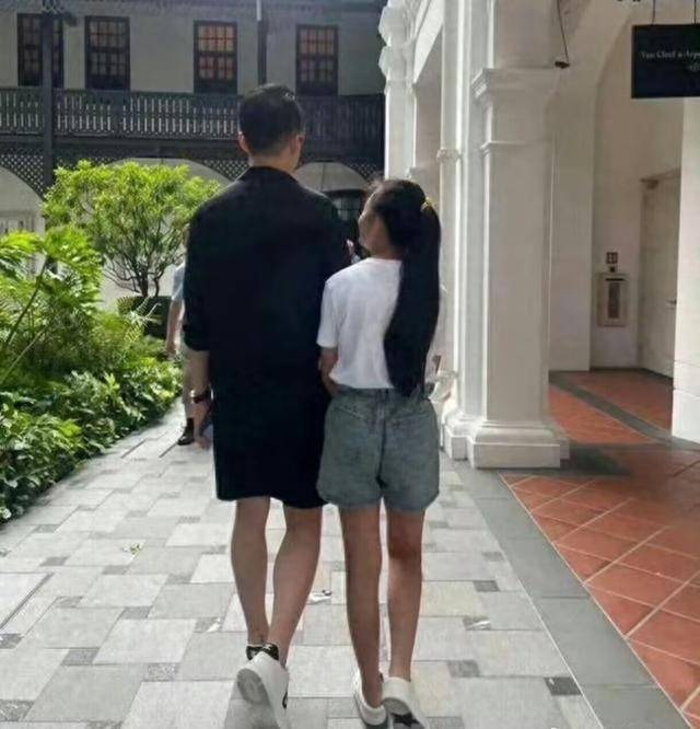 皇冠信用网代理
_大S儿女回北京皇冠信用网代理
,张兰拉着小玥儿逛街,网友夸汪小菲好帅