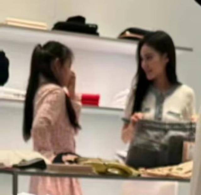 皇冠信用网代理
_大S儿女回北京皇冠信用网代理
,张兰拉着小玥儿逛街,网友夸汪小菲好帅