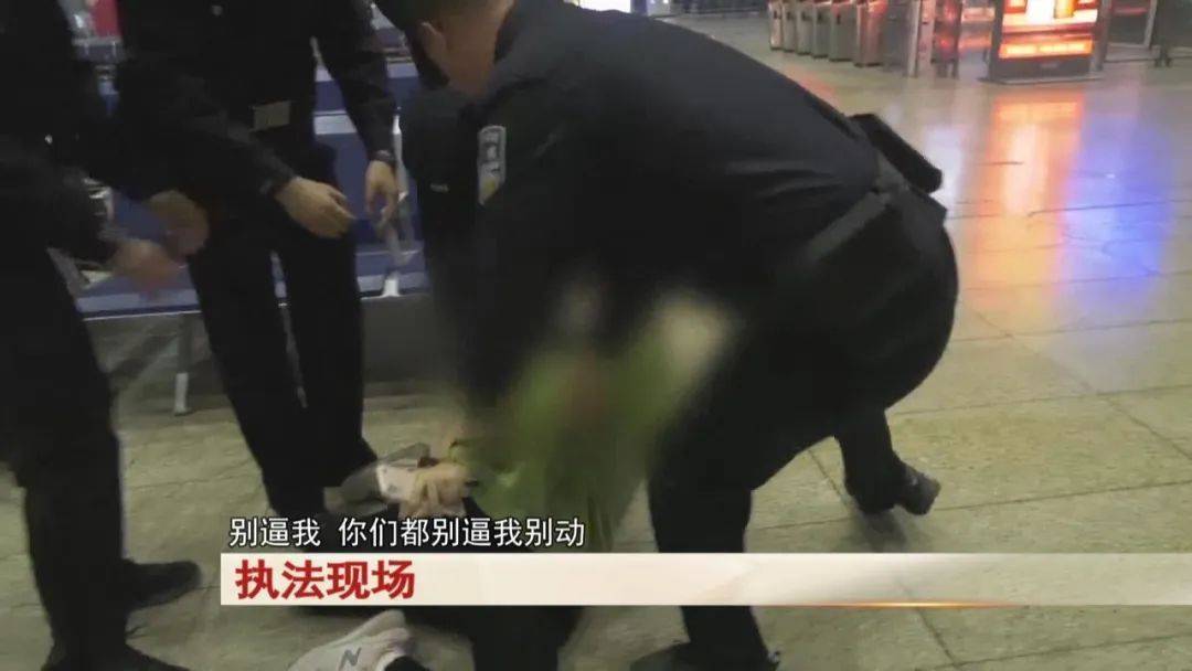 皇冠信用网代理
_“老赖”车站被抓皇冠信用网代理
,竟质问法官:为何不抓我妈 !