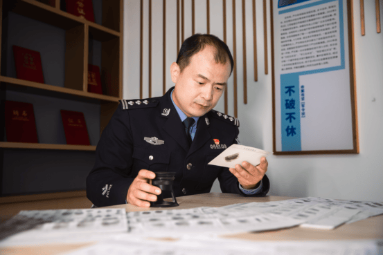 hga025开户
_苏州民警严方:840余万枚指纹、9000余起案件hga025开户
,他在方寸间寻找真相