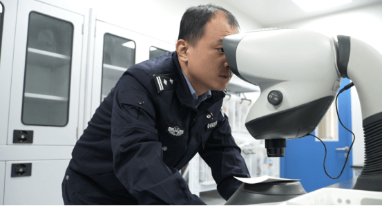 hga025开户
_苏州民警严方:840余万枚指纹、9000余起案件hga025开户
,他在方寸间寻找真相