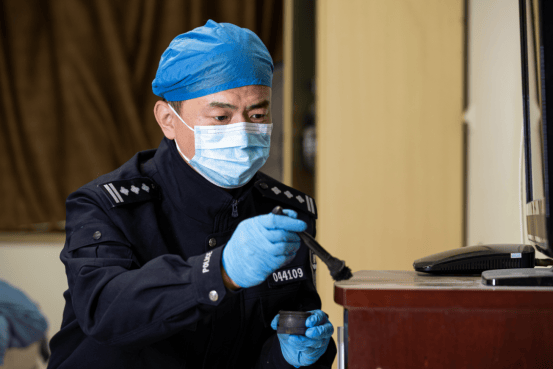 hga025开户
_苏州民警严方:840余万枚指纹、9000余起案件hga025开户
,他在方寸间寻找真相