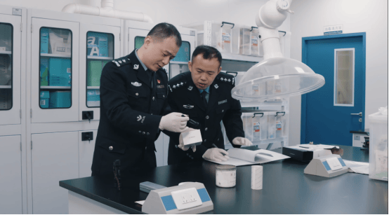 hga025开户
_苏州民警严方:840余万枚指纹、9000余起案件hga025开户
,他在方寸间寻找真相