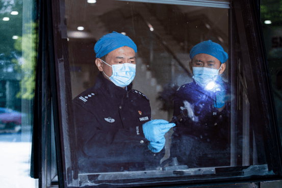 hga025开户
_苏州民警严方:840余万枚指纹、9000余起案件hga025开户
,他在方寸间寻找真相
