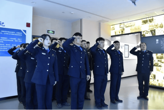 hga025开户
_苏州民警严方:840余万枚指纹、9000余起案件hga025开户
,他在方寸间寻找真相