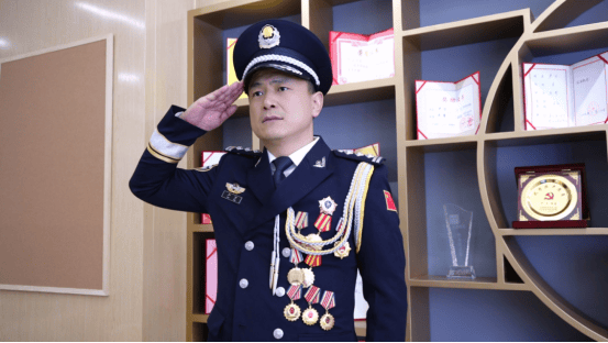 hga025开户
_苏州民警严方:840余万枚指纹、9000余起案件hga025开户
,他在方寸间寻找真相