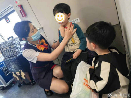 皇冠登2代理_母亲下车透气错过上车遗留两小孩皇冠登2代理,7小时后到站爸爸来接