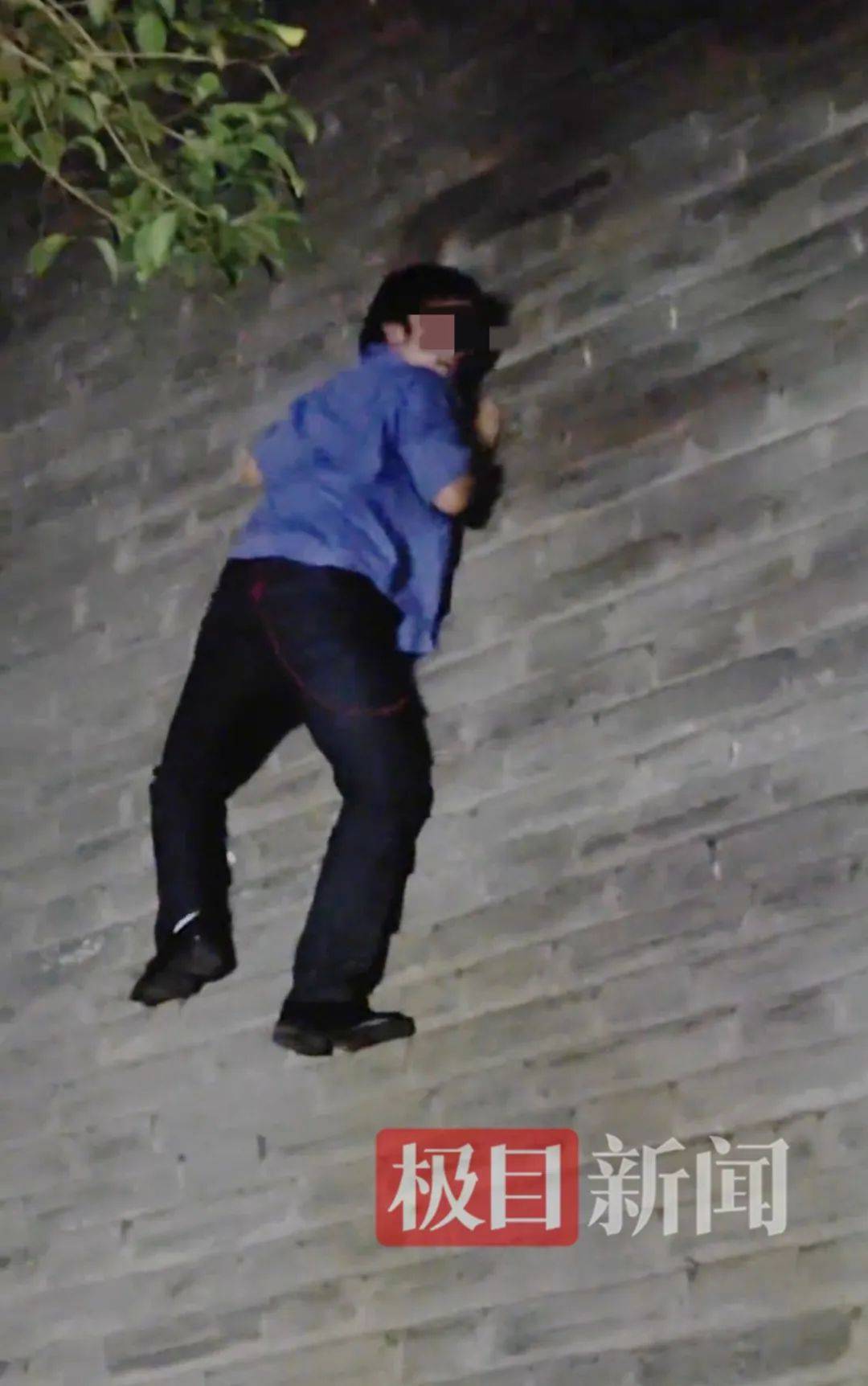 足球平台登1出租
_男子违规爬西安城墙足球平台登1出租
,邀人围观还教爬!管理方:致墙体受损会查处