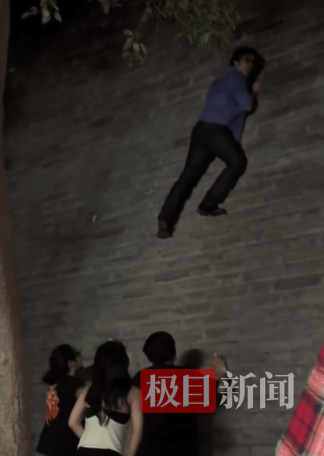 足球平台登1出租
_男子违规爬西安城墙足球平台登1出租
,邀人围观还教爬!管理方:致墙体受损会查处