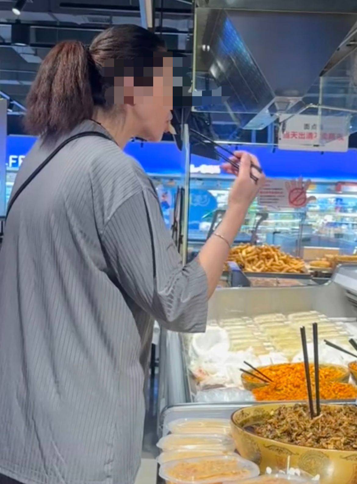 皇冠信用盘登3代理
_女子用超市公筷试吃咸菜后将筷子放回皇冠信用盘登3代理
,涉事门店:已将咸菜下架送检