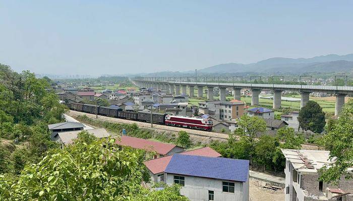 皇冠信用网登3代理注册
_铁路部门回应界面新闻报道:焦柳铁路6个区段将陆续安装防护栅栏