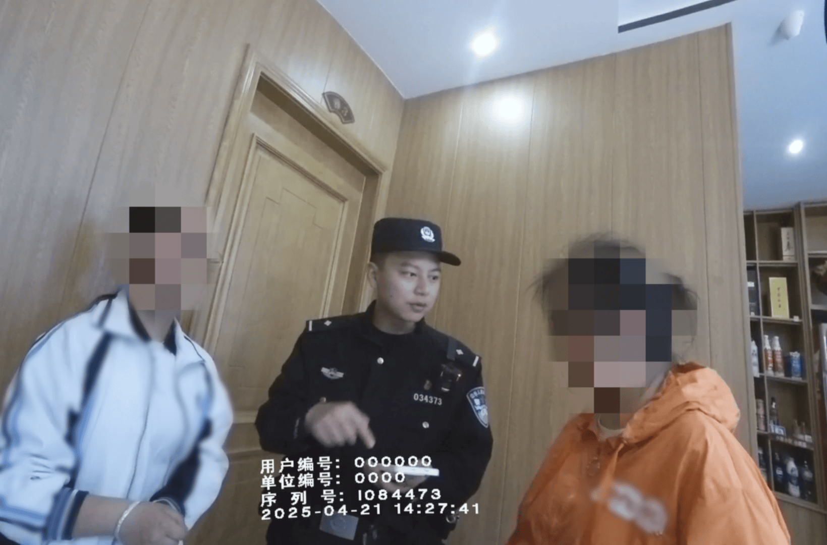 皇冠代理登3平台
_母女就餐一小时未动筷皇冠代理登3平台
,一直“玩”手机!餐馆老板报警,原来女儿卖游戏账号遭诈骗