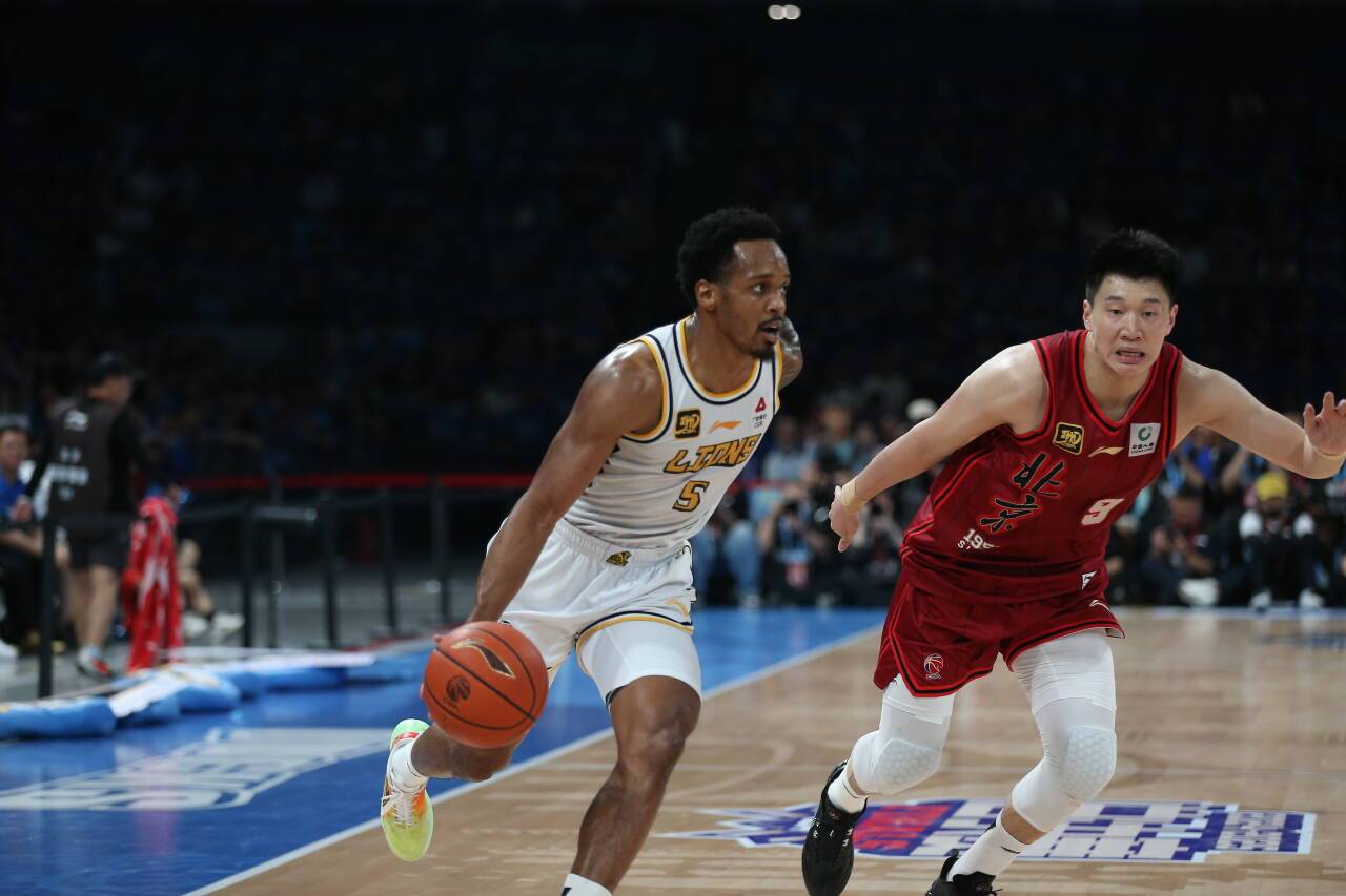 皇冠足球管理平台出租
_浙江广厦4-2北京夺队史CBA首冠皇冠足球管理平台出租
!周琦31+10布朗41分