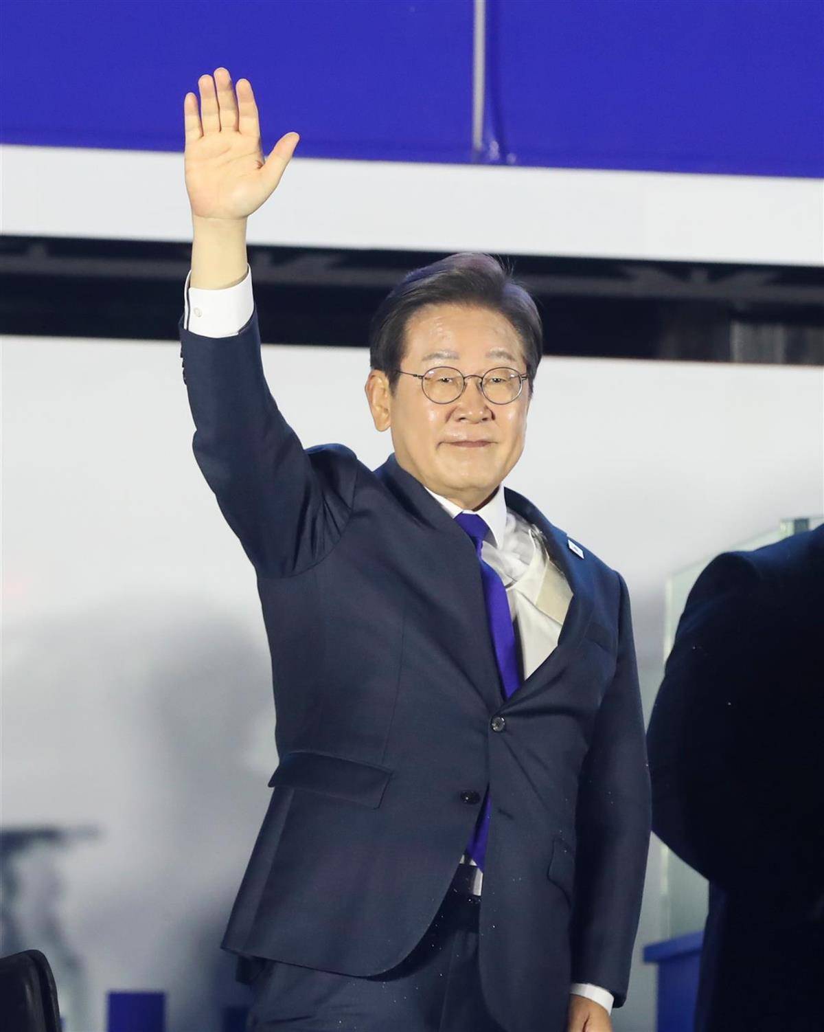 皇冠信用盘会员开户
_当选韩国总统的李在明皇冠信用盘会员开户
,两周后就要走进法院,他会被判有罪吗?