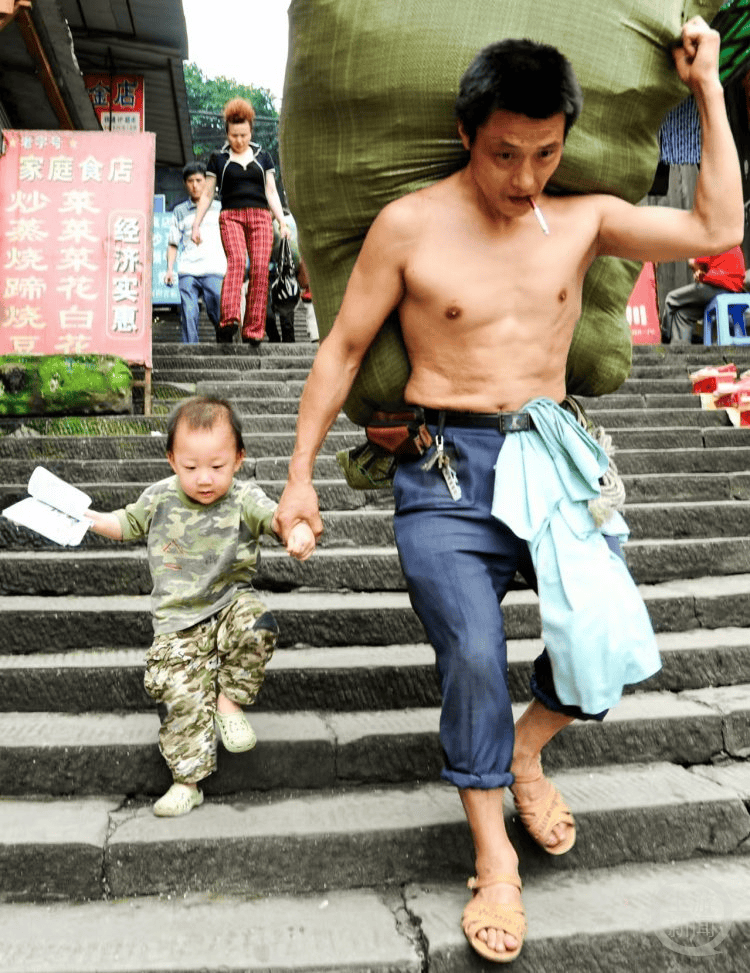信用網怎么开户
_“你比棒棒爸爸更棒信用網怎么开户
!” 朝天门梯坎上爸爸牵着的小男孩高考啦