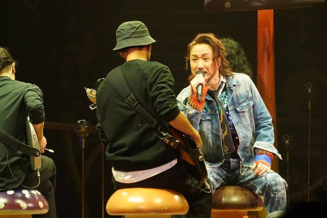 曼城足球_郑中基声明:正在办理离婚手续曼城足球,8000港元赡养费与事实严重不符