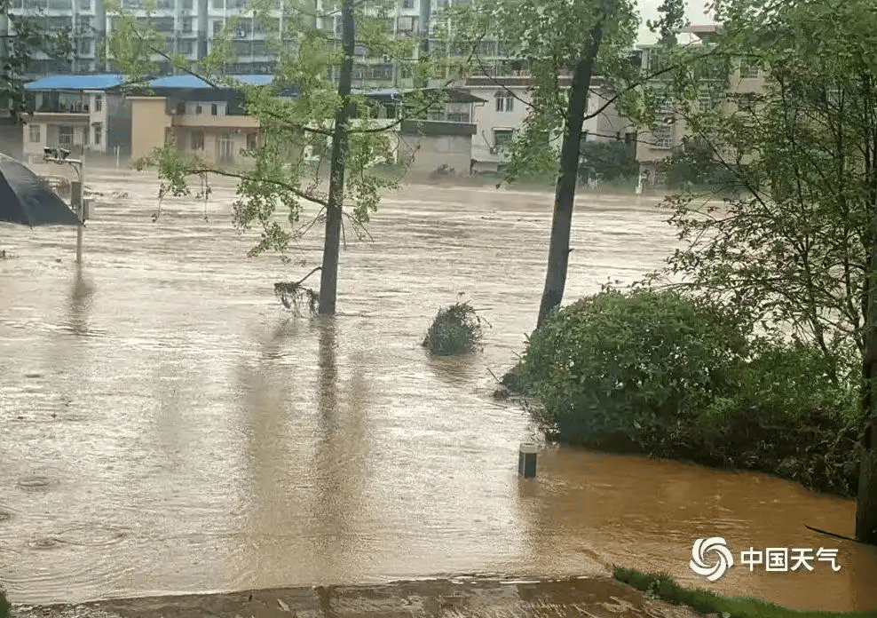 亚冠精英_湖南龙山县遭遇特大暴雨亚冠精英,一小区车库被淹,有业主移车时失联,社区书记:4人失联,正抽水搜救