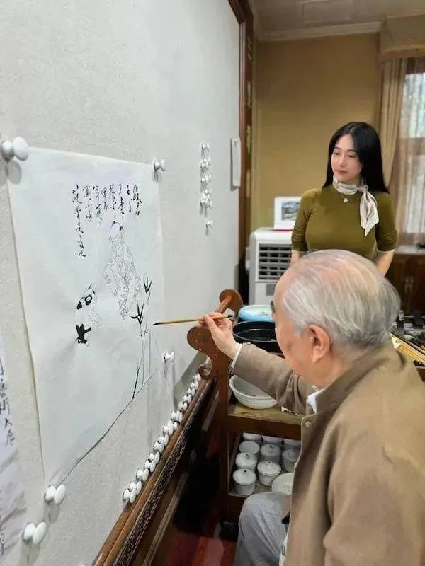 丹麦甲组联赛_范曾继子发布父亲看展照片丹麦甲组联赛,疑回应失联风波,业内称“范曾失联”是家里两拨人内斗