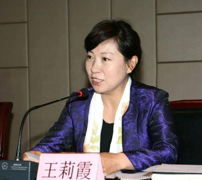 皇冠信用网开户
_“换装主席”王莉霞的堕落:从光鲜人设到腐败深渊