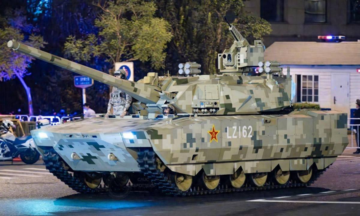 布雷达(女)vs 费耶诺德(女）_中国100式坦克震憾亮相：装甲上挂满刺布雷达(女)vs 费耶诺德(女），无人机都不敢碰！