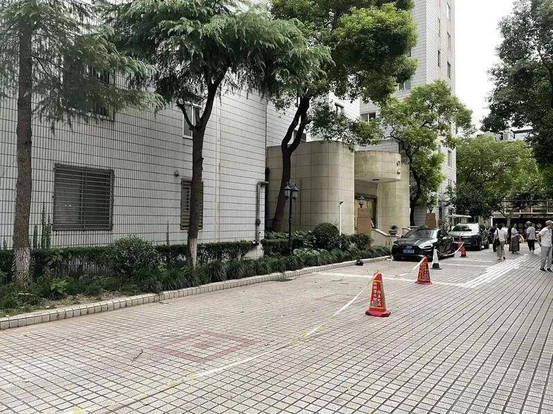 芬兰甲组联赛_太吓人!上海一小区外墙瓷砖从32楼落下芬兰甲组联赛,9辆车被砸得面目全非,居民:不是第一次