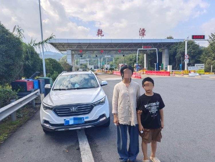 皇冠信用網账号_离谱!妈妈让儿子高速下车路边方便皇冠信用網账号,解决完后跟随车流跑回来找她