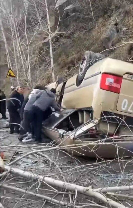 信用网怎么开户_“车顶都没了”!山西五台山景区一面包疑刹车失灵翻扣路面信用网怎么开户,13名被困者全部获救,当地回应:好像是在检票口追尾,无人员身亡