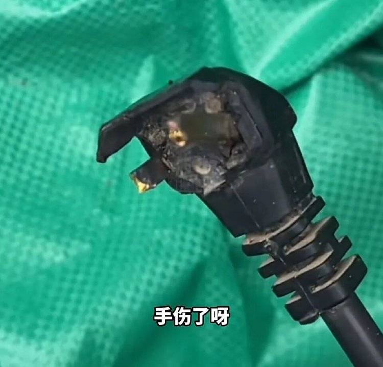 皇冠信用盘庄家
_手被烧熟!金手镯被烧熔!女子给电动车充电皇冠信用盘庄家
,不慎碰到充电口受伤